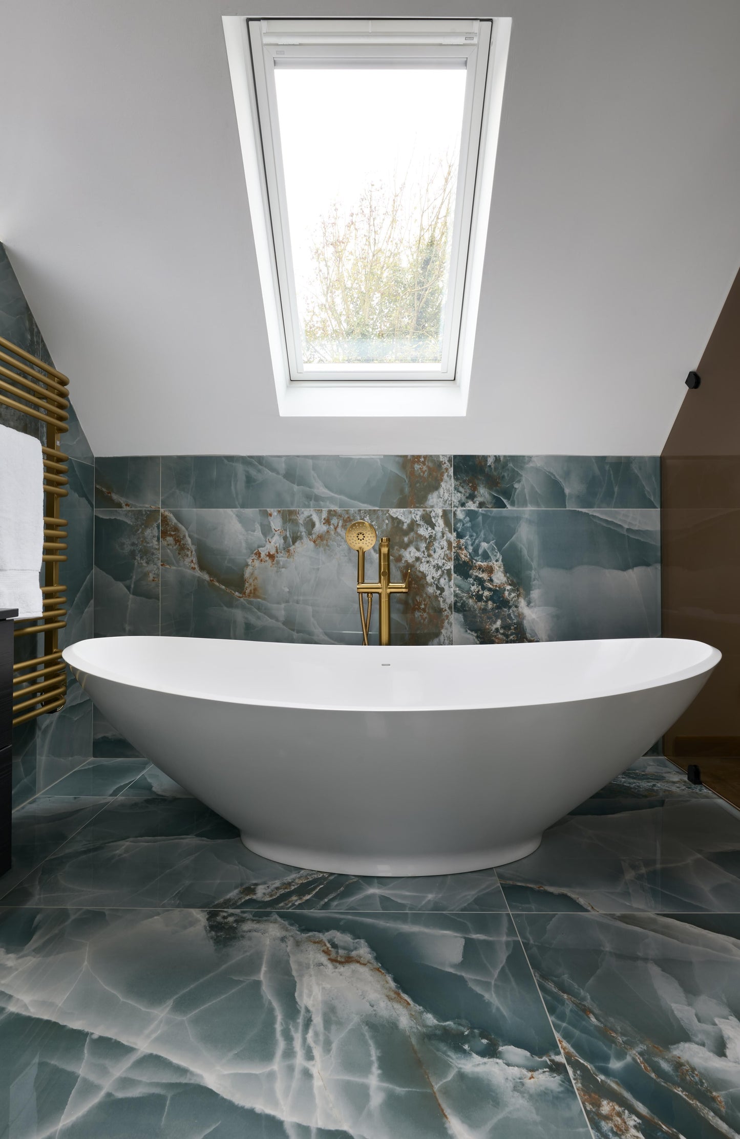 BC Designs Kurv 1890mm Gloss White Freestanding Bath